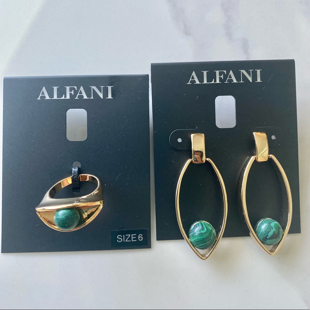 Nwt - Set Of Earrings And Ring - Super Cute 36$